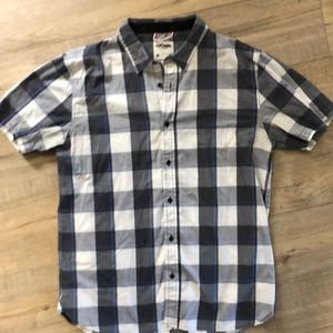 Men’s button down plaid short sleeve shirt